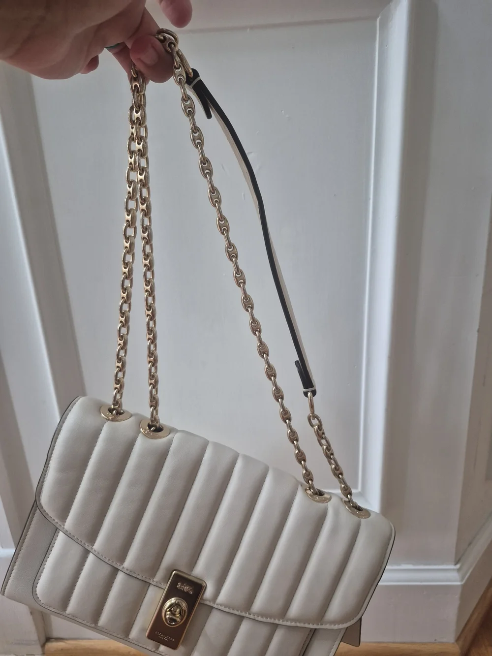 COACH -Shoulder Bag with Gold Chain - White